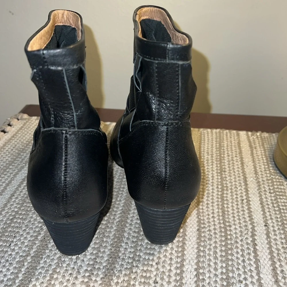 Corso Como Women’s Black Leather Bootie Size 7.5